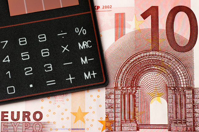Taschenrechner auf 10€ Schein liegend