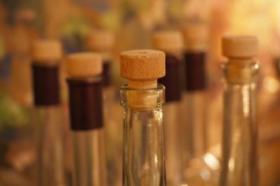 Hände in Laborhandschuhen mit Reagenzglas