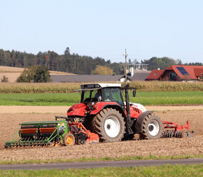 Traktor mit Saatkombination bei der Aussaat