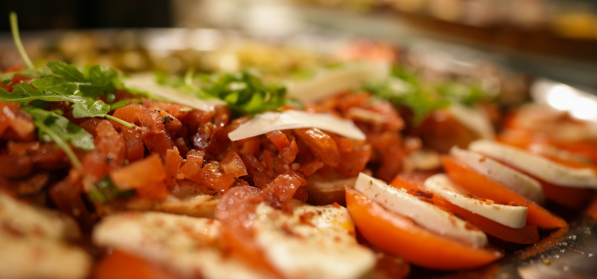 Bruschetta mit Tomaten und Mozarella